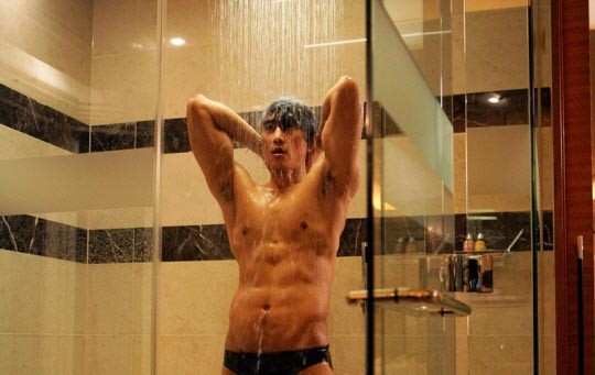 Cảnh tắm khoe cơ thể khiến các fan phát "sốt" của Song Seung Hun.